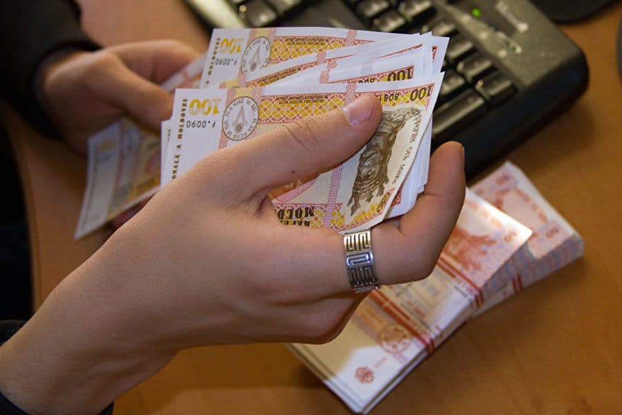 Salariu mediu în Moldova a depășit 400 de euro