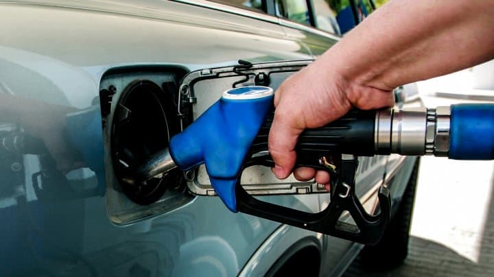 Benzina se scumpește, iar motorina rămâne la același preț