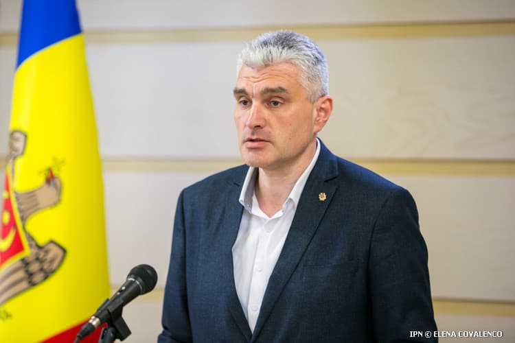 De o lună achităm cu doi lei mai mult pentru carburanți