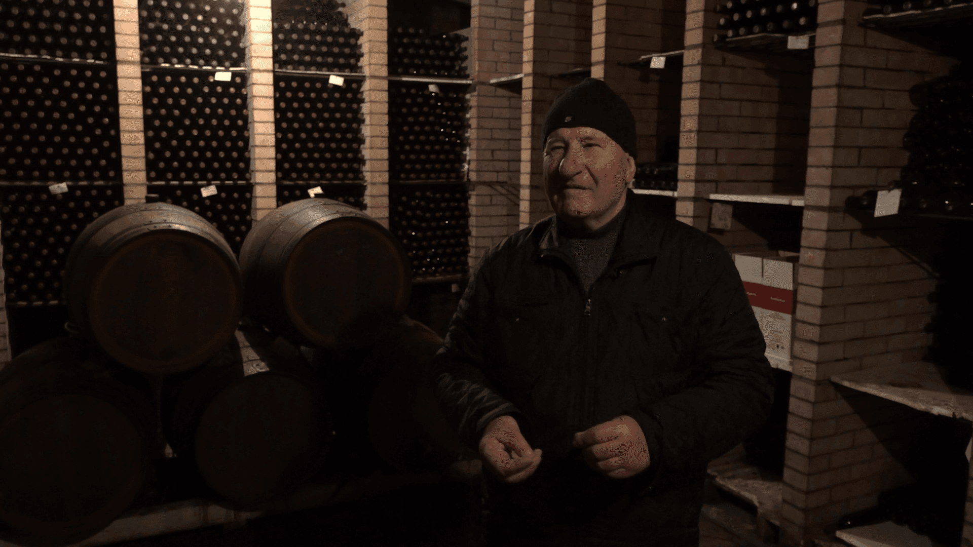 Un pensionar și-a creat o mini-fabrică în curtea casei