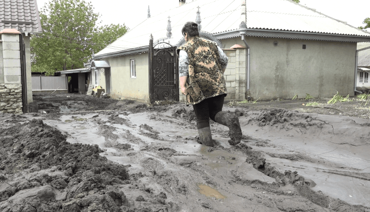 S-a săturat și preotul de glod…