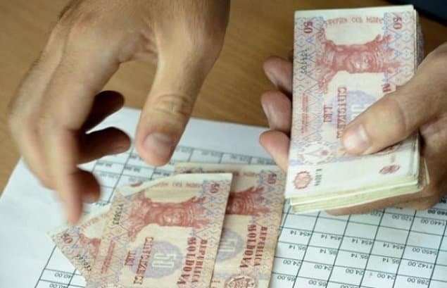 Ajutorul de 1000 de lei pentru elevi poate fi ridicat de părinți sau tutore