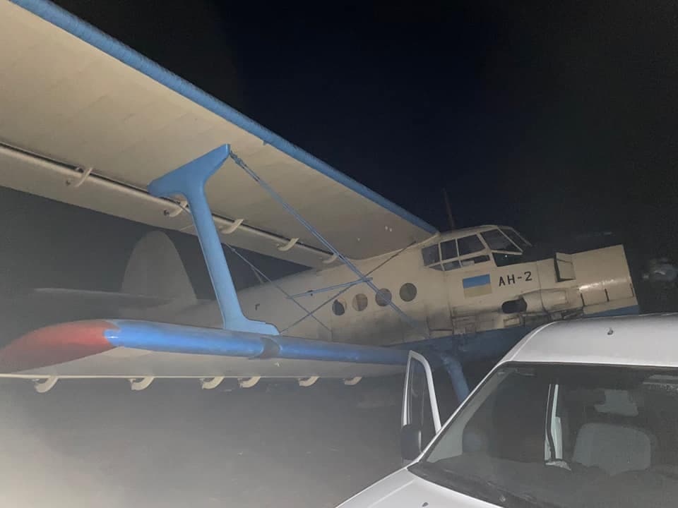 Un avion plin cu țigări de contrabandă, reținut de oamenii legii