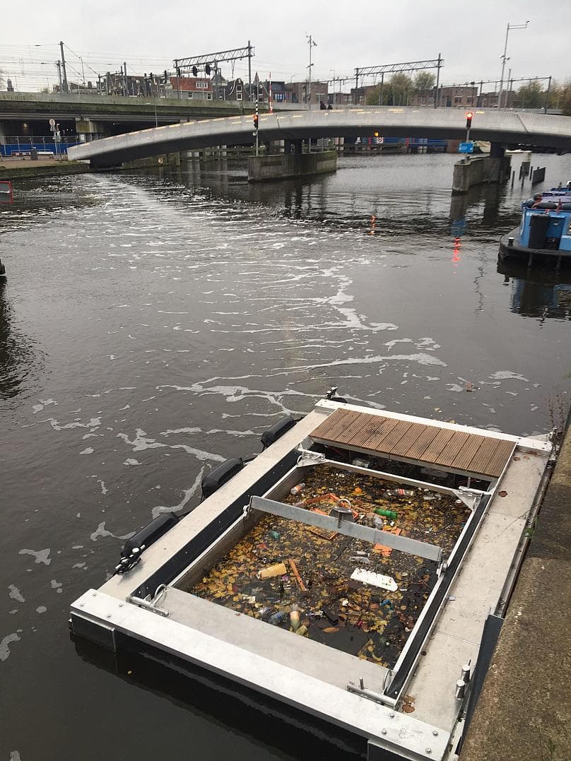 (VIDEO) Marea barieră a bulelor: Cum tehnologia ingenioasă ține plasticul departe de mare?