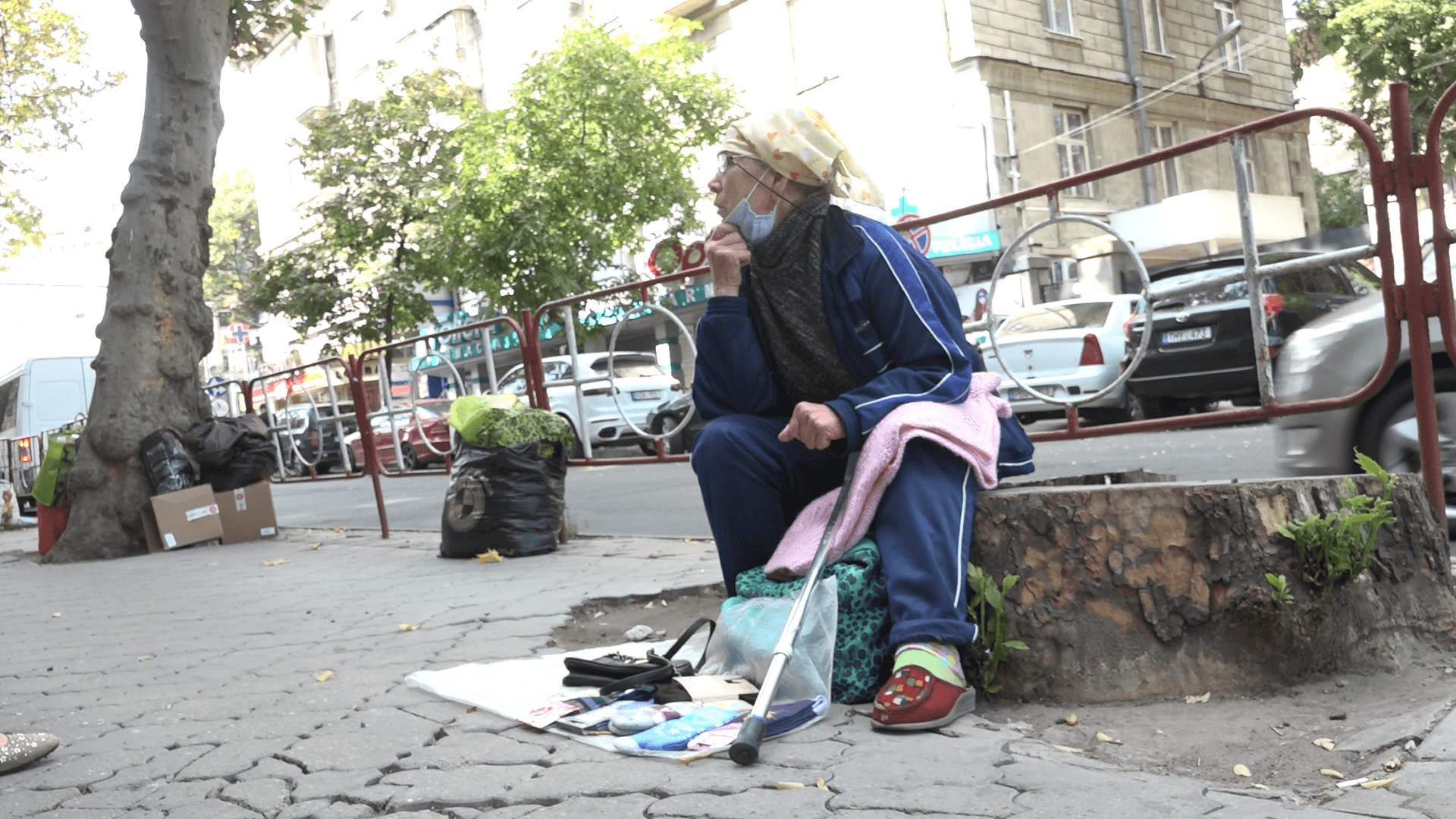 Sărăcia îi scoate în stradă