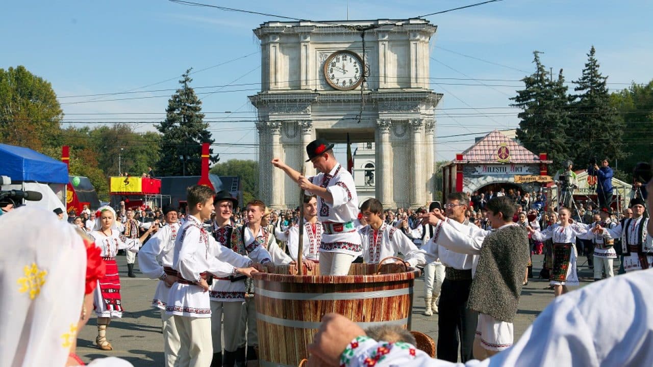 Moldovenii au vin în beci, dar ce vor face turiștii?…