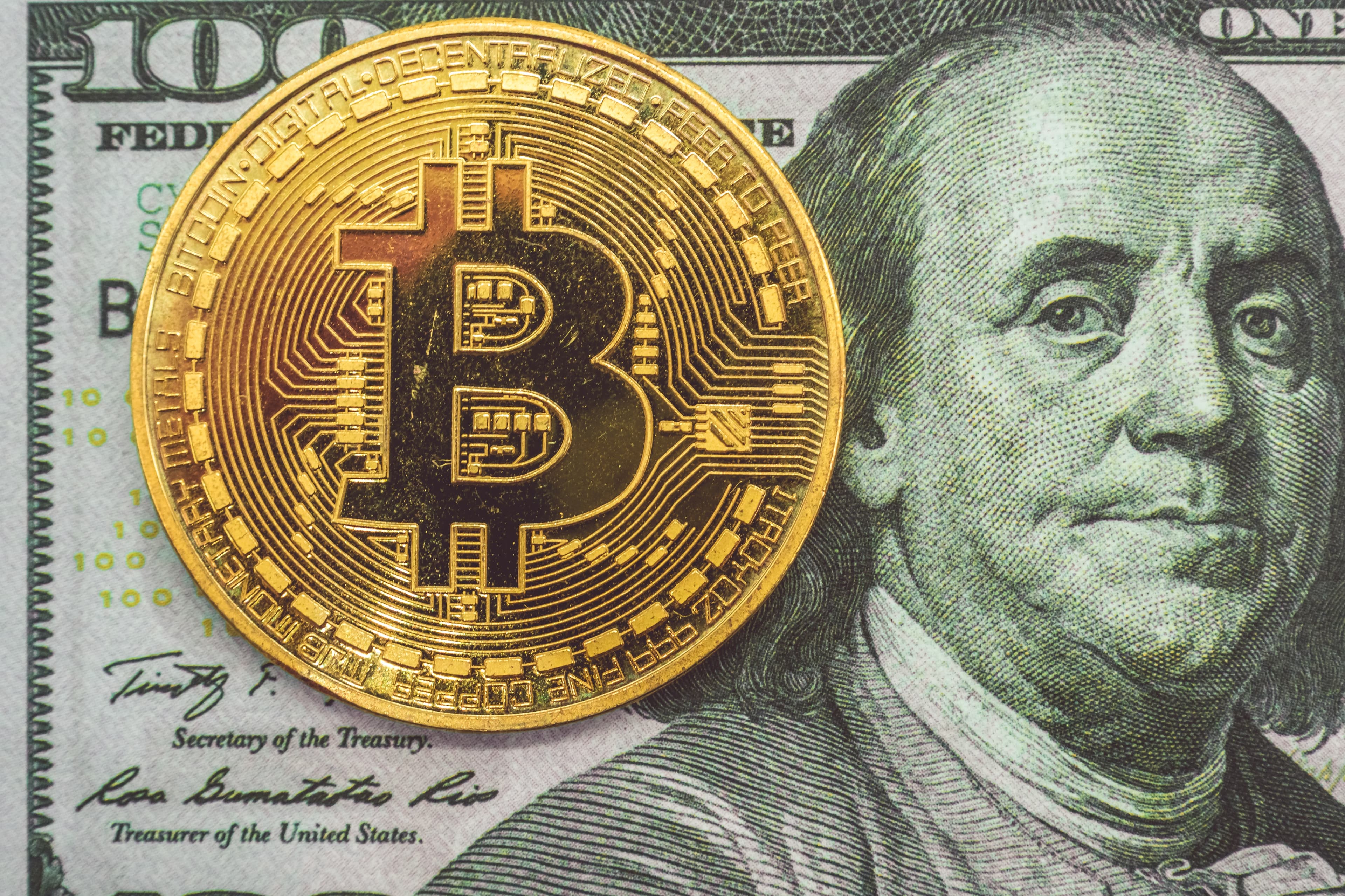 O țară a cumpărat 400 de Bitcoin. Banii de hârtie a oamenilor nu contează?