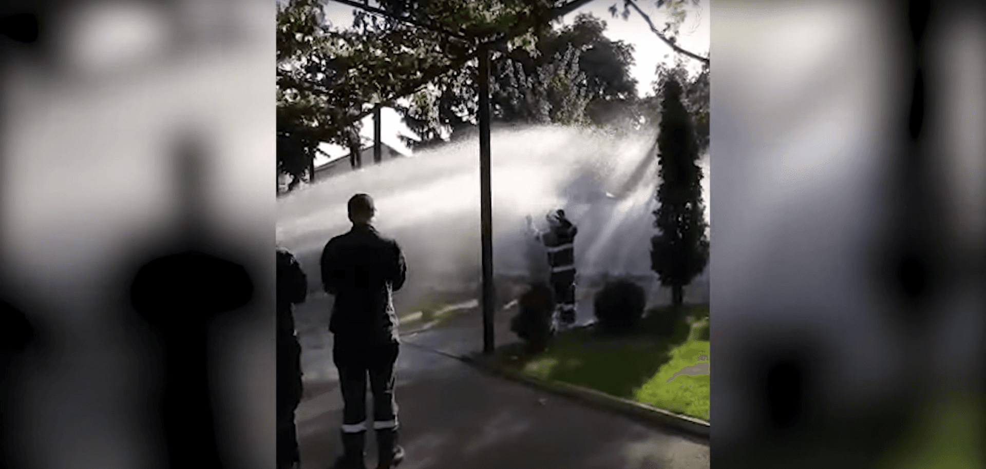 Scăldat în jeturi de apă, pentru că a salvat multe vieți