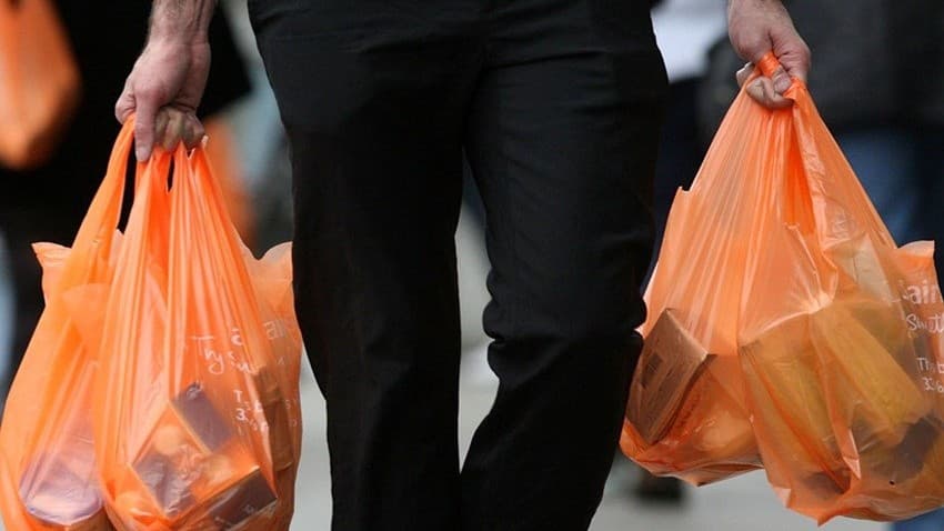 Legea pungilor din plastic… nu place tuturor