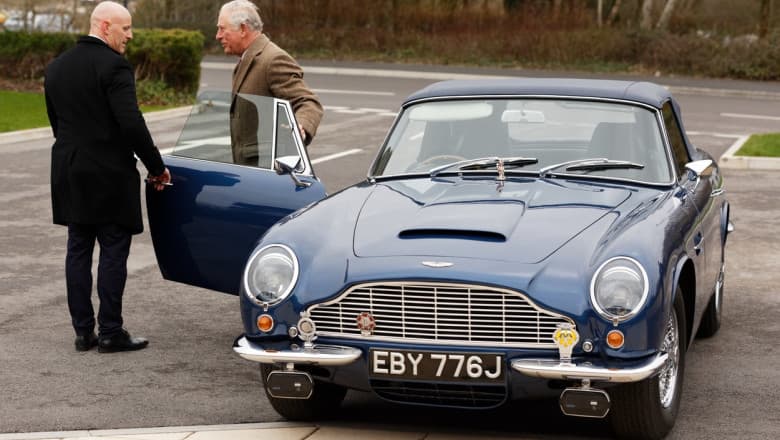 Brânză și vin, „rețeta secretă” cu care merge mașina Aston Martin a prințului Charles