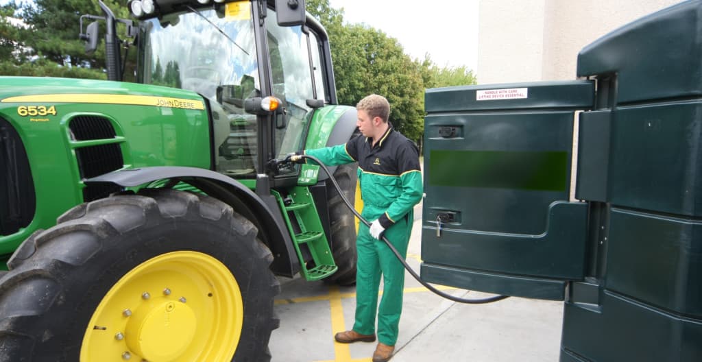 Cu cât se vor mai scumpi carburanții?