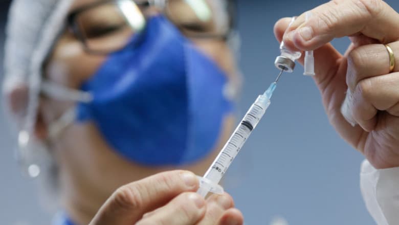 Medicii ar putea fi vaccinați cu doza trei