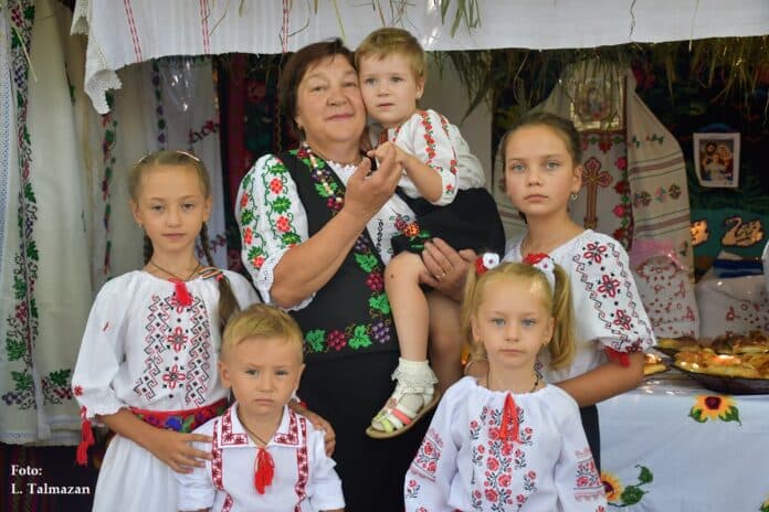 Elena Melinciuc îmbrățișează cu firul brodat