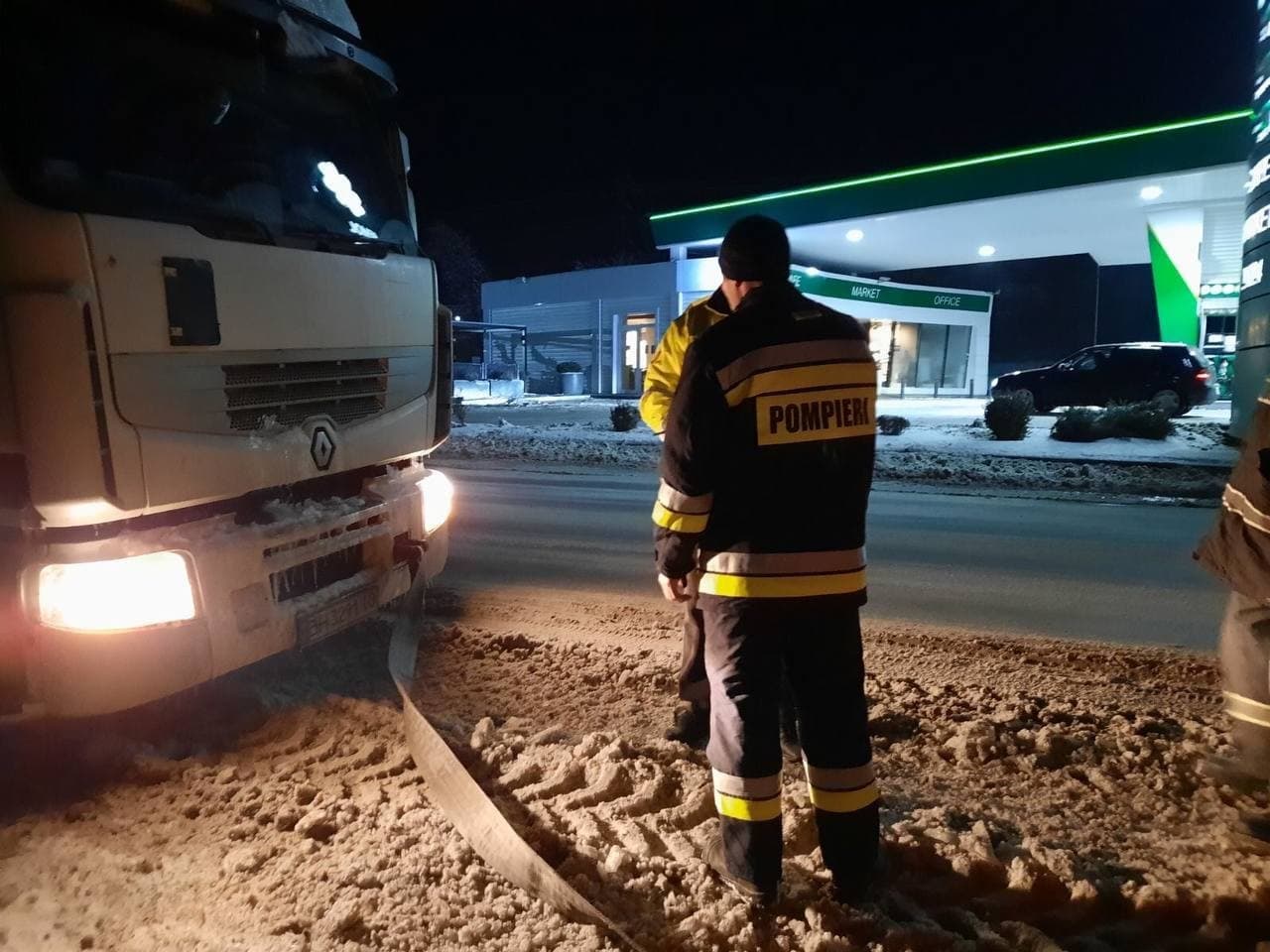 Pe drumurile din țară se circulă în condiții de iarnă