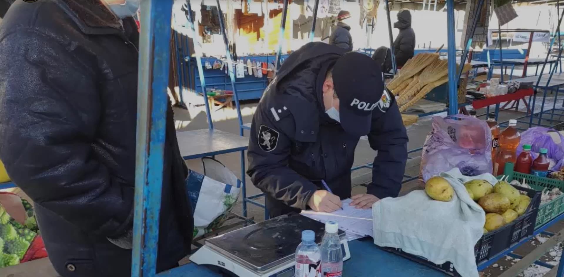 VIDEO/ Trei bărbați prinși în timp ce vindeau alcool fără acte