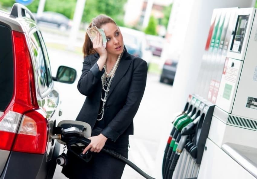 Prețul benzinei crește, iar cel al motorinei scade