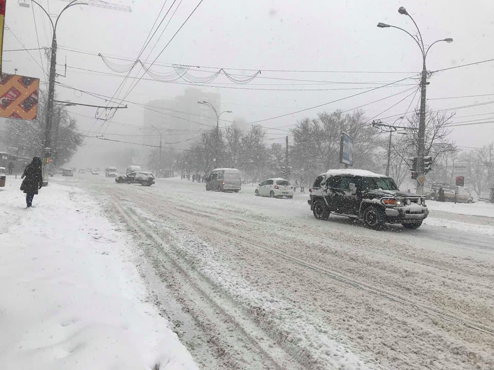 Revin ninsorile. Minimele vor coborî până la minus 13 grade