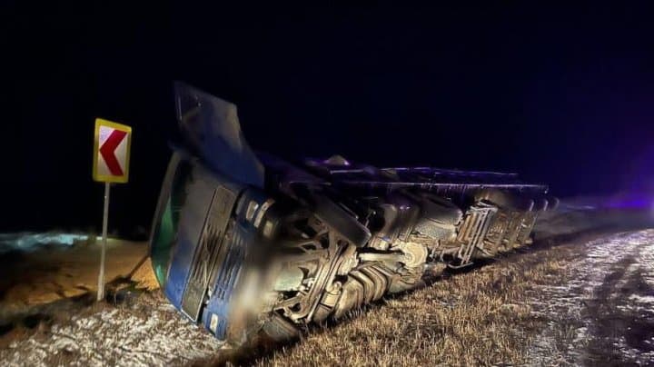 Un tir încărcat cu grâu a lunecat într-un șanț