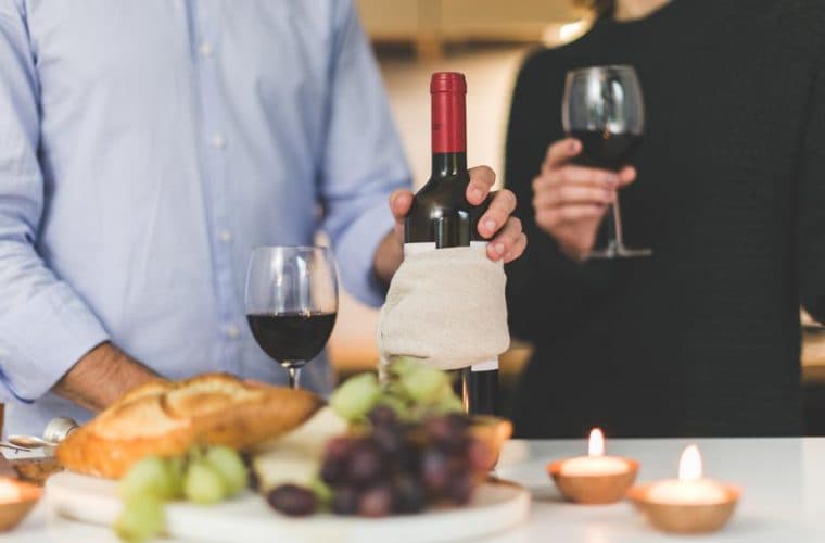 Studiu: doar 17% dintre oameni beau vinul așa cum se cuvine