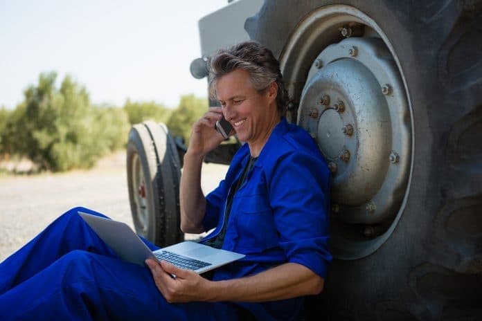 Tehnologia invadează agricultura – Primul tractor agricol, fără șofer, controlat cu telefonul