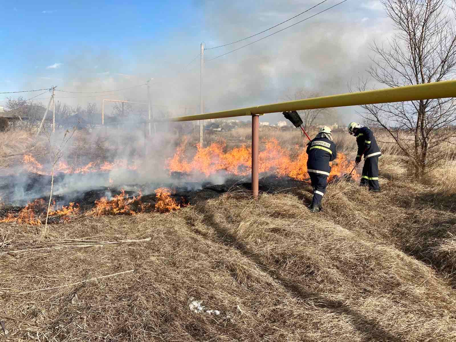 Focare de vegetație uscată în mai multe localități din țară