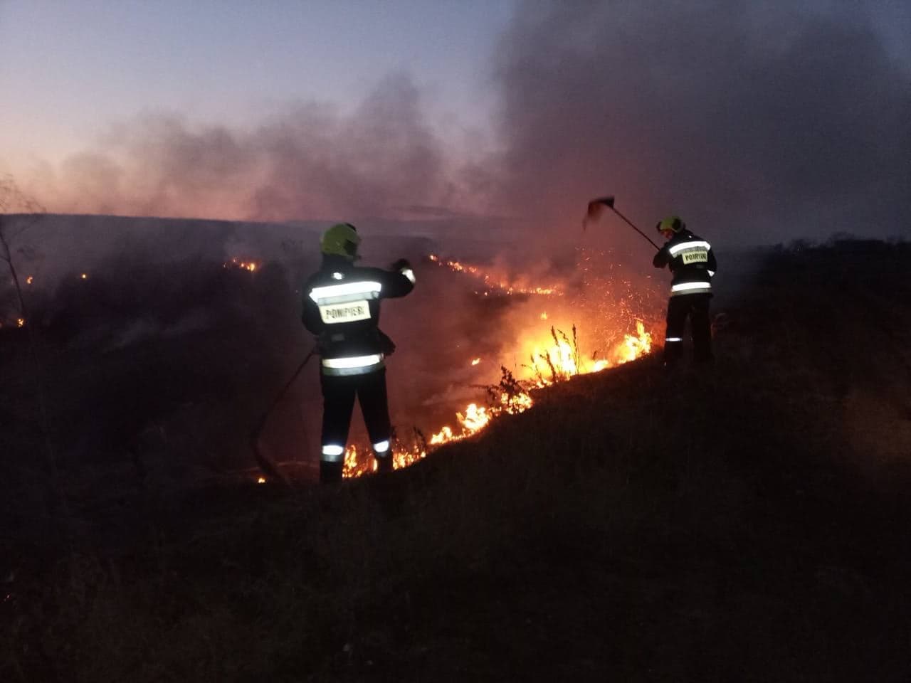 Pompierii atenționează: Tot mai multe incendii de vegetație