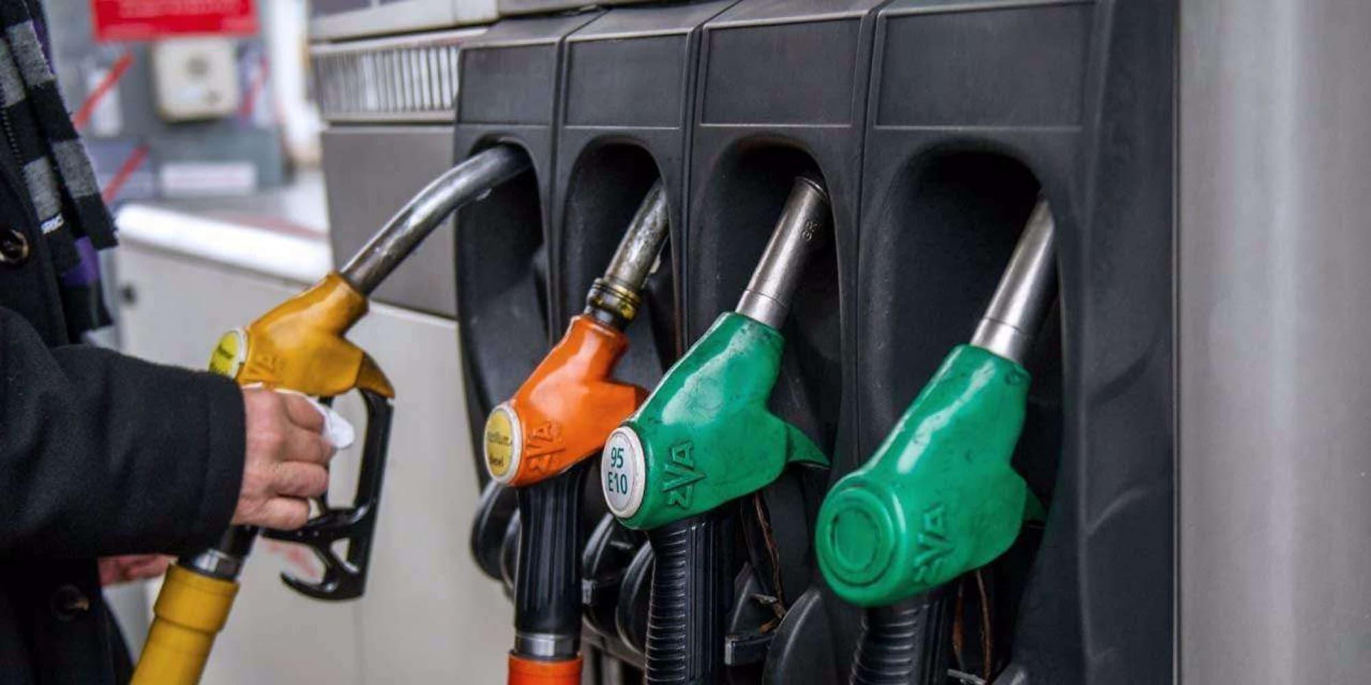 Motorina și benzina se mai ieftinesc puțin