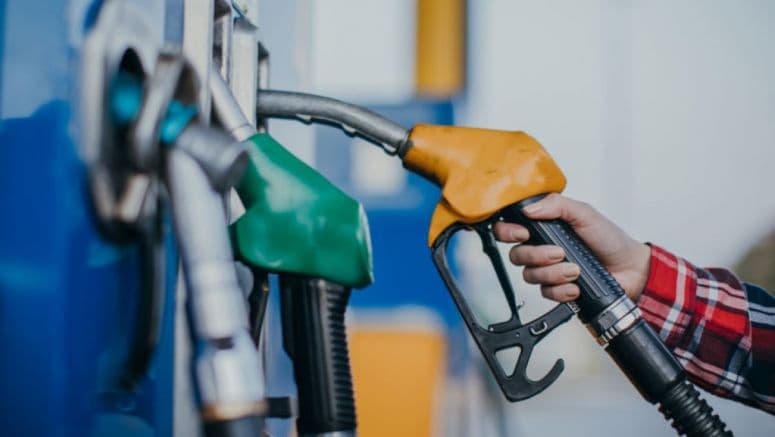 Vineri motorina va costa cu doar 12 bănuți mai puțin