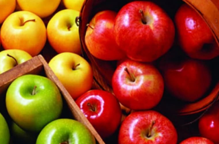 Cu cât se ieftinesc merele în supermarketuri?