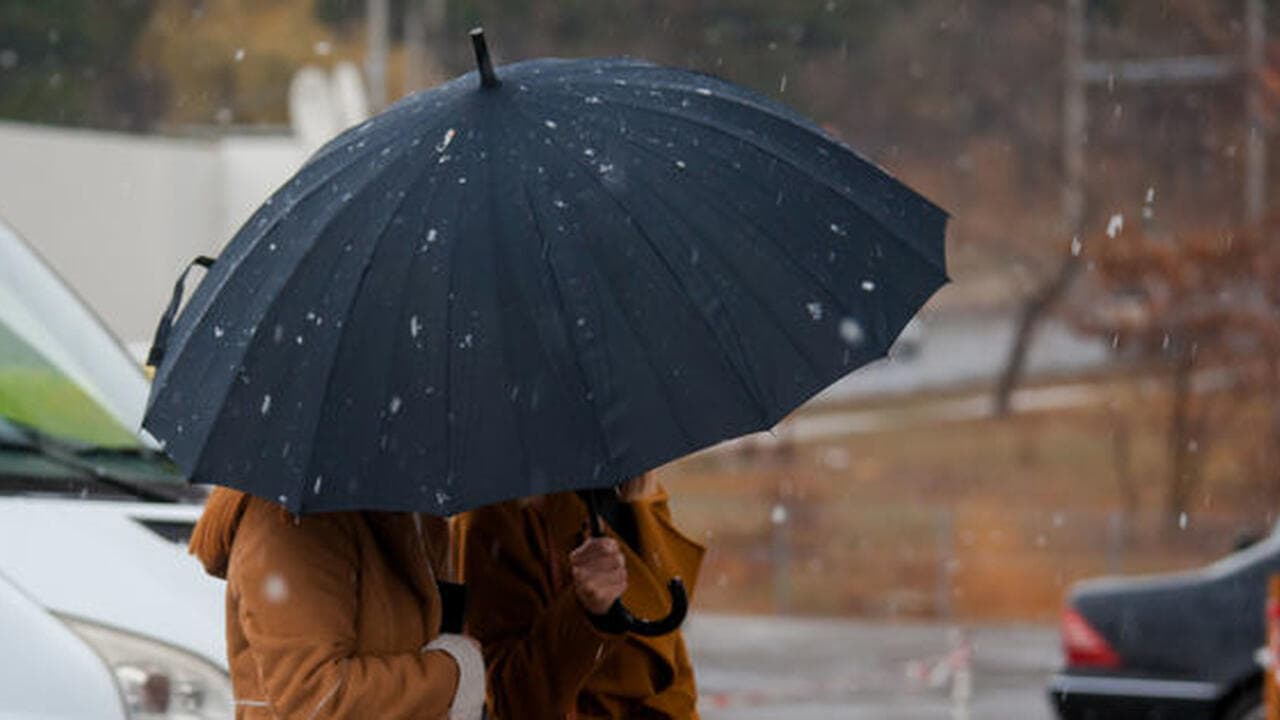 Lapoviță și ploi slabe, prognozează meteorologii