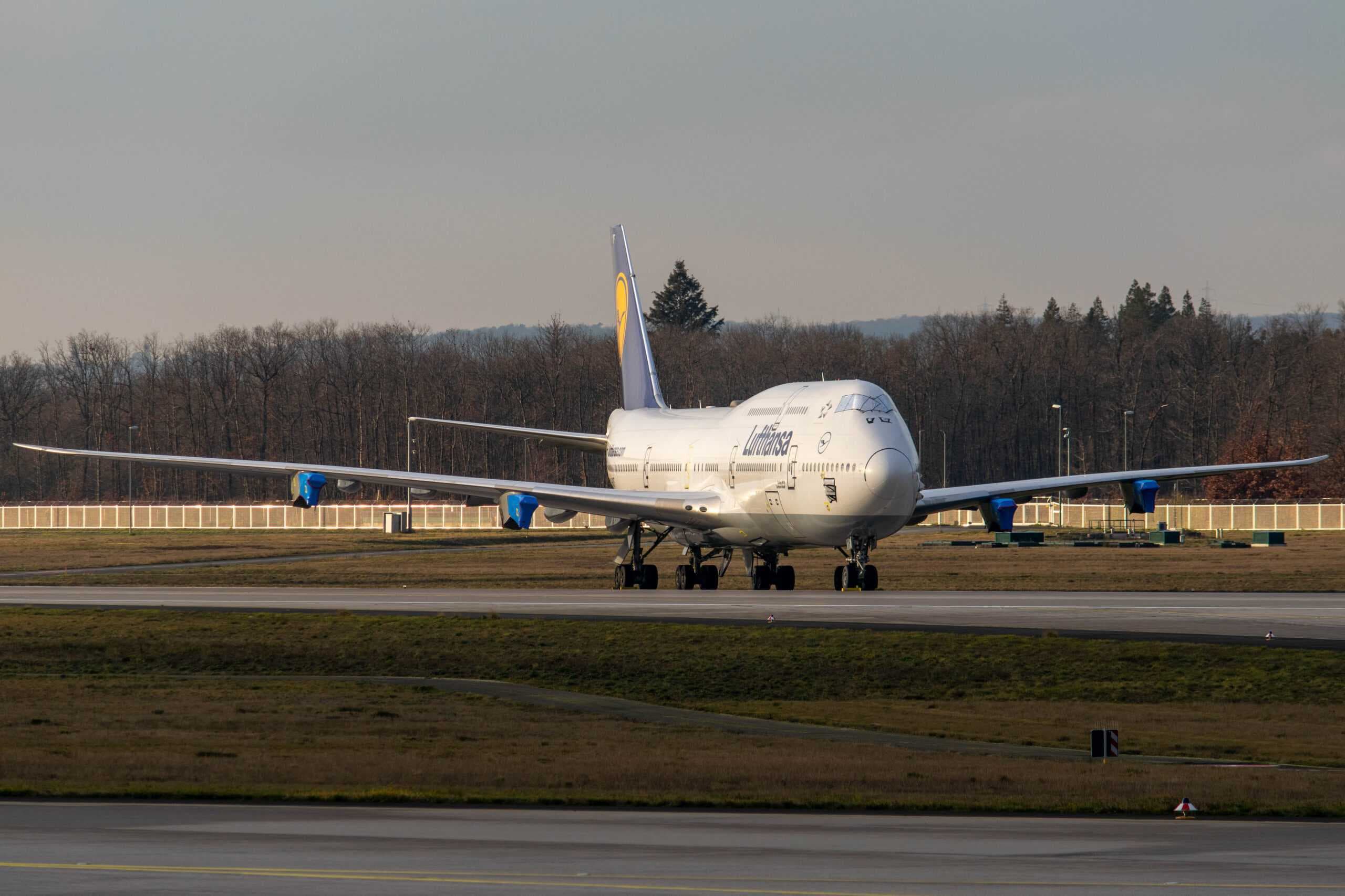 Un pasager a ieșit pe aripa avionului în timp ce avionul rula pe pistă