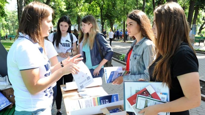 Cum pot tinerii din Moldova aplica la studii în România?