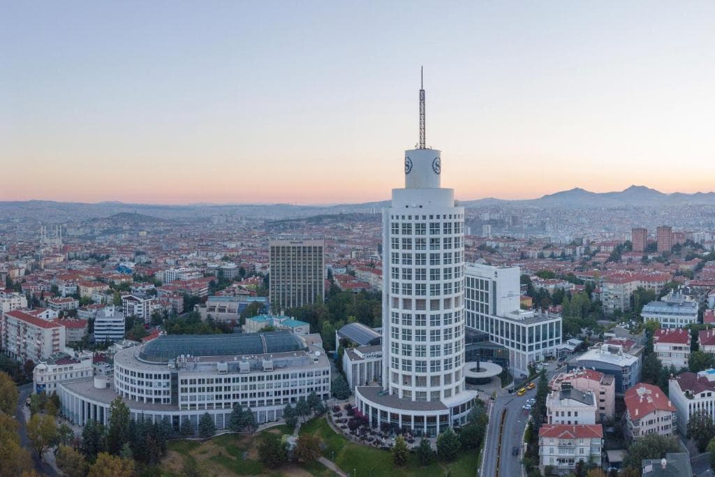 Tot mai mulți cetățeni ruși cumpără imobiliare în Turcia