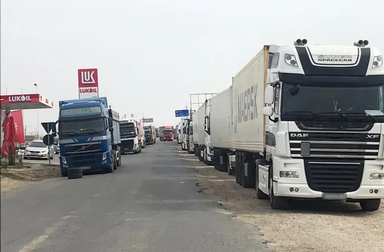 Transportatorii cu mărfuri așteaptă câte 4-5 zile pentru a traversa vama