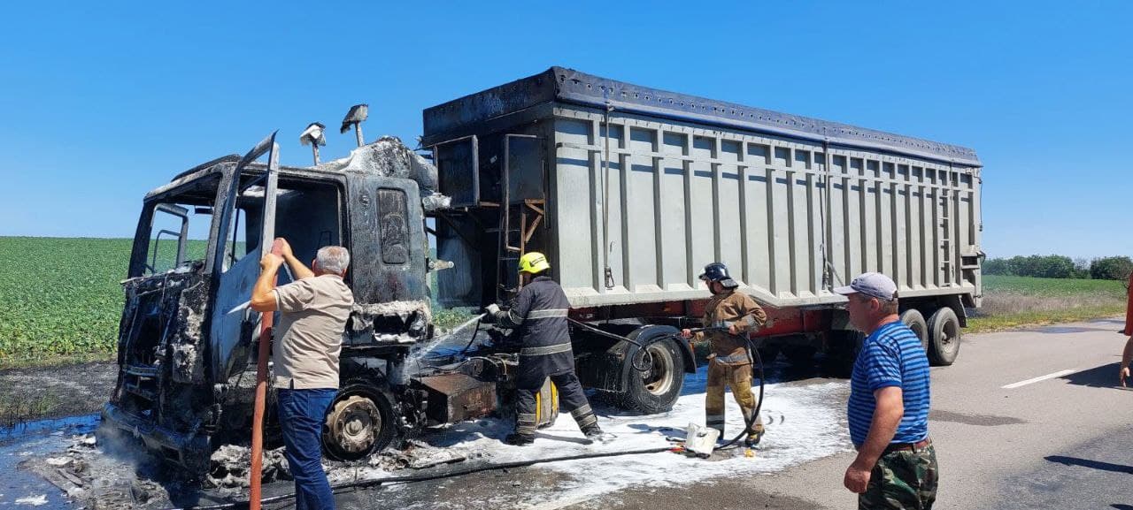 Un camion cu porumb a luat foc în drum spre portul Giurgiulești / FOTO