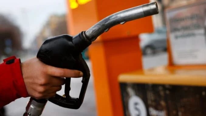 Guvernul limitează comercializarea motorinei în recipiente la 20 litri