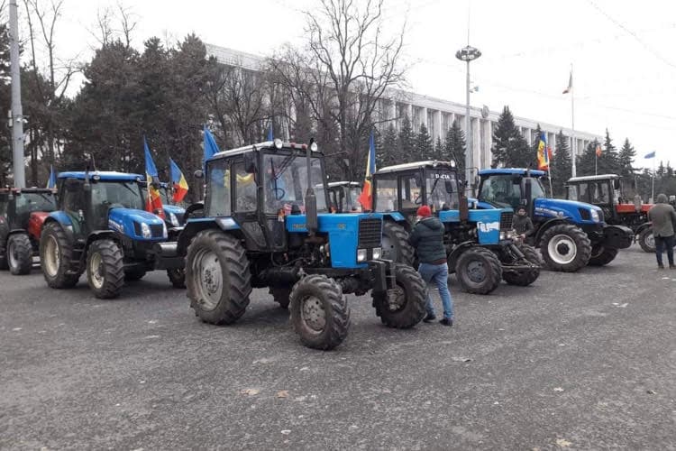 Fermierii sunt în Chișinău. Poliția vine cu recomandări