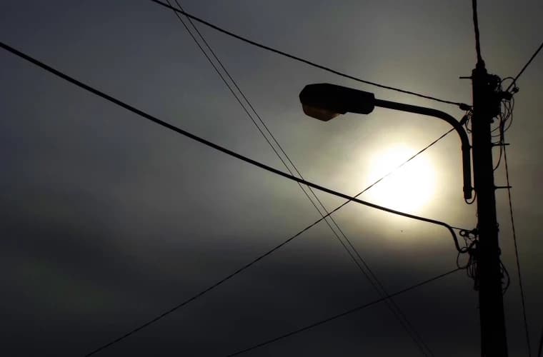 Stau pe întuneric pentru a economisi energia electrică