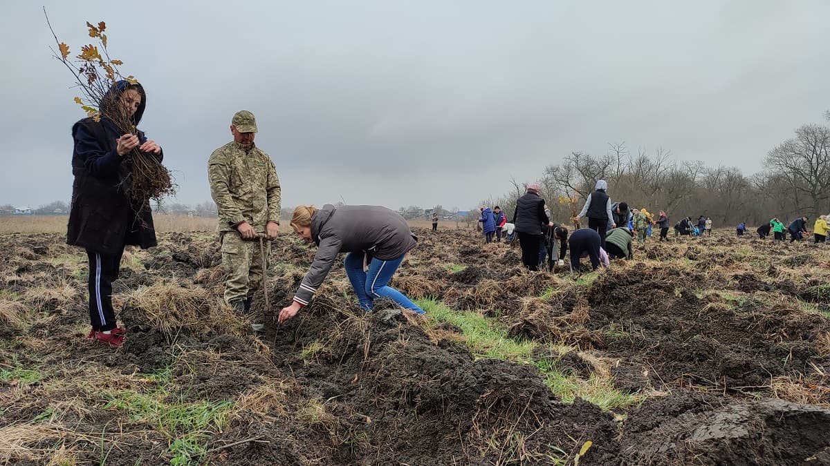 Unii taie, alții sădesc. Campania „Plantează-ți viitorul”, la Glodeni