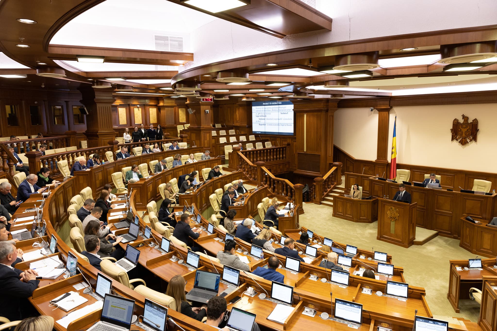 Mandatele deputaților Botgros și Nichita, sub semnul întrebării din cauza potențialei incompatibilități