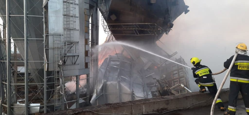 Un rezervor de păstrare a cerealelor a luat foc la Giurgiulești