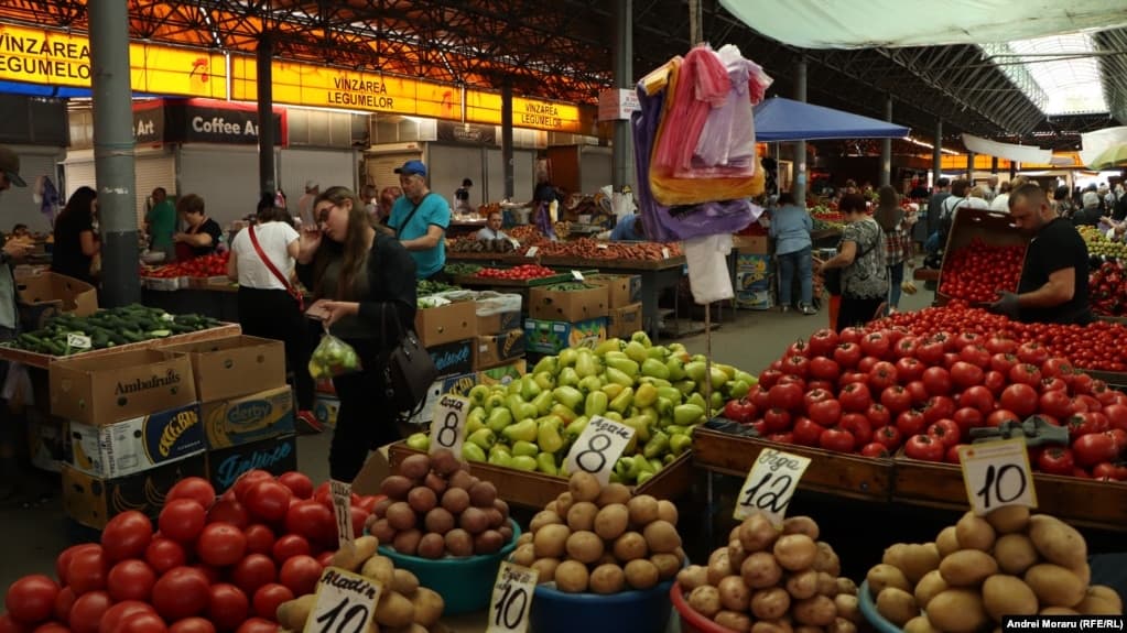 Moldova, țara agrară, cu fructe și legume din străinătate pe rafturi