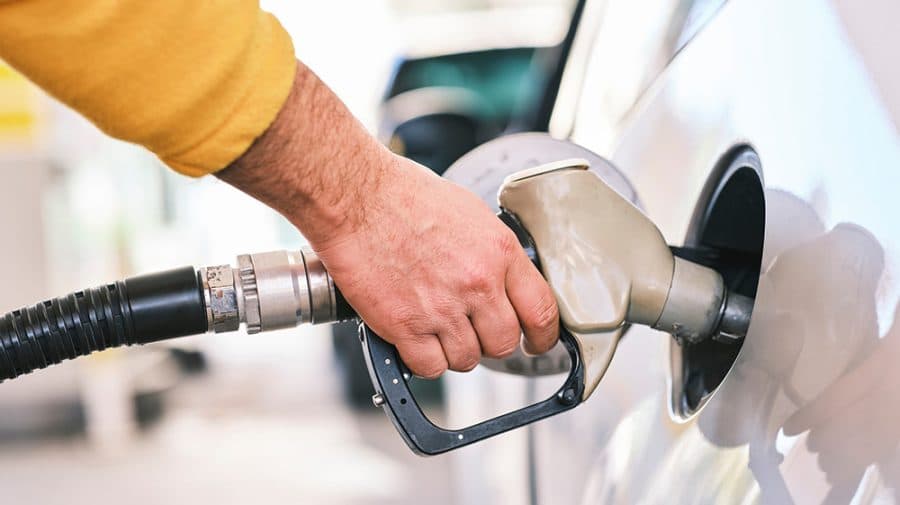 Motorina se ieftinește, iar benzina se scumpește