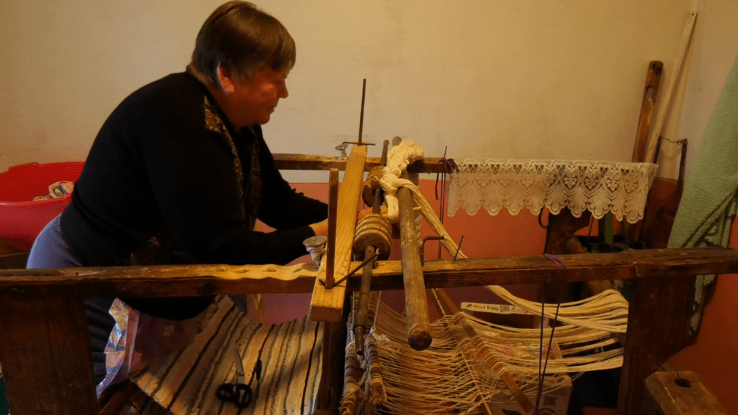 Tradiția de a țese rămâne vie în satul Ermoclia