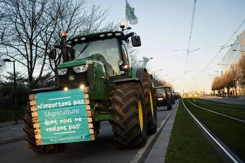 Parisul, invadat de tractoare. Fermierii protestează