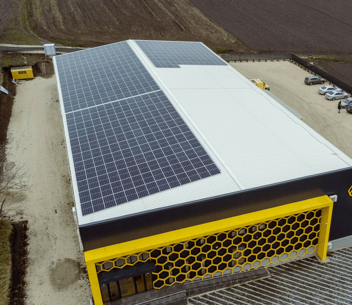 Sistem fotovoltaic de 2,2 milioane de lei, într-o gospodărie apicolă