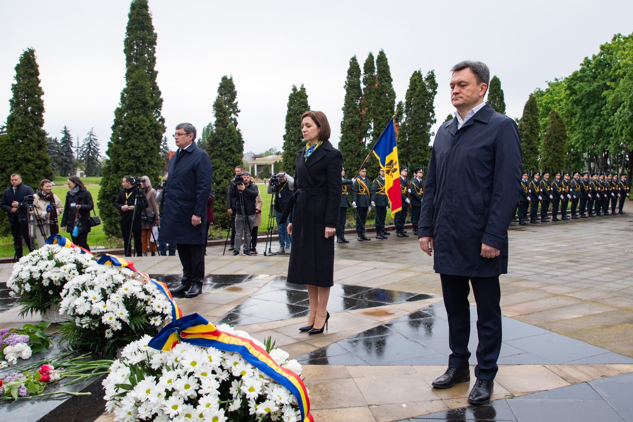 9 MAI. Oficialii au depus flori şi au comemorat eroii