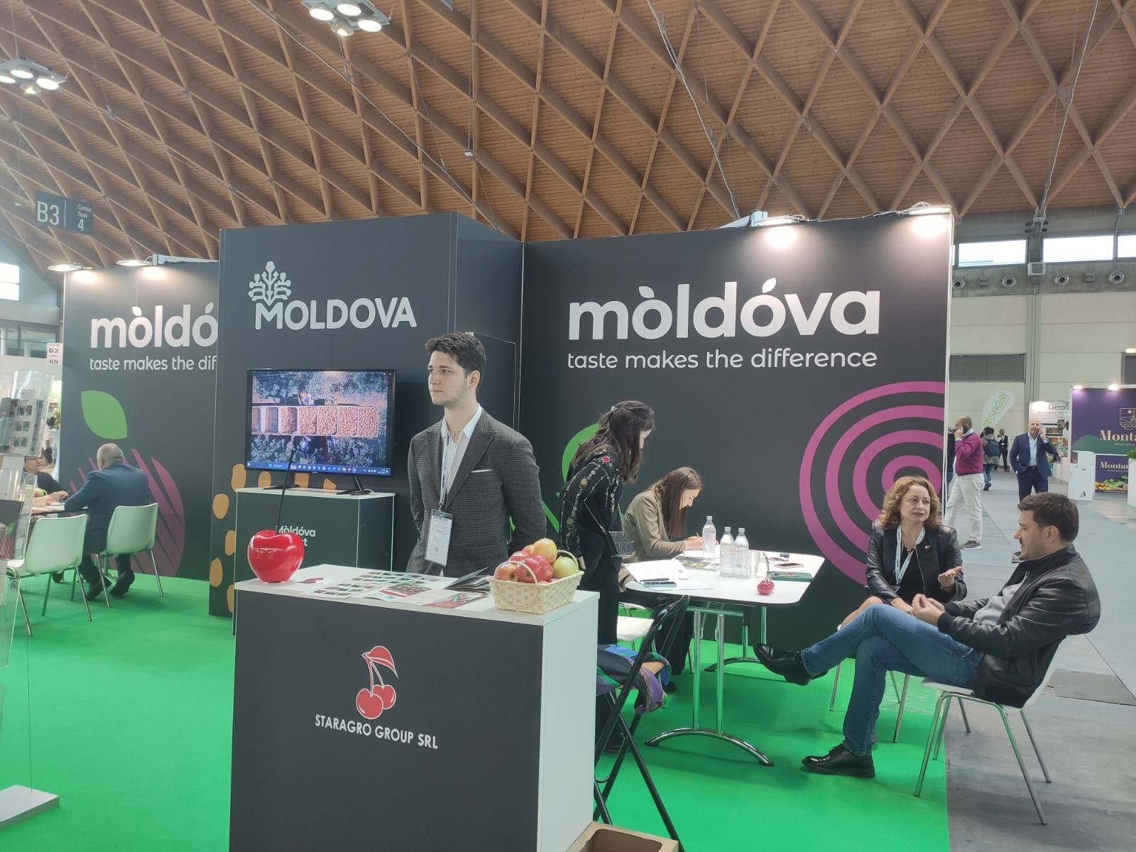 Producătorii de fructe participă la expoziția Macfrut / FOTO