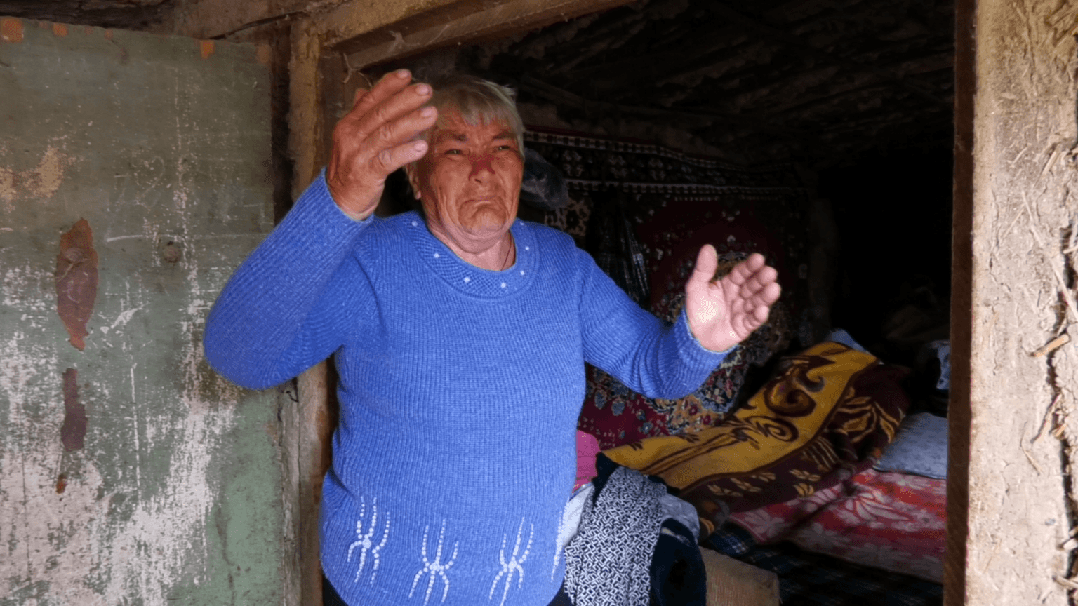 O femeie de 82 de ani locuiește în ocolul pentru vite / FOTO