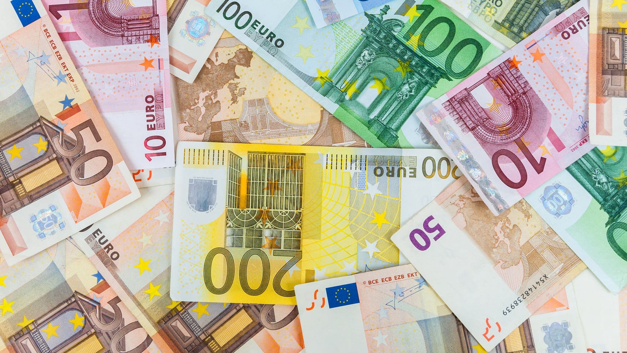 Băncile europene reușesc să atingă profituri record în ciuda incertitudinilor economice